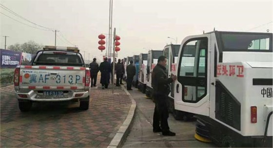 所有電動(dòng)掃地車(chē)均噴繪丘頭環(huán)衛