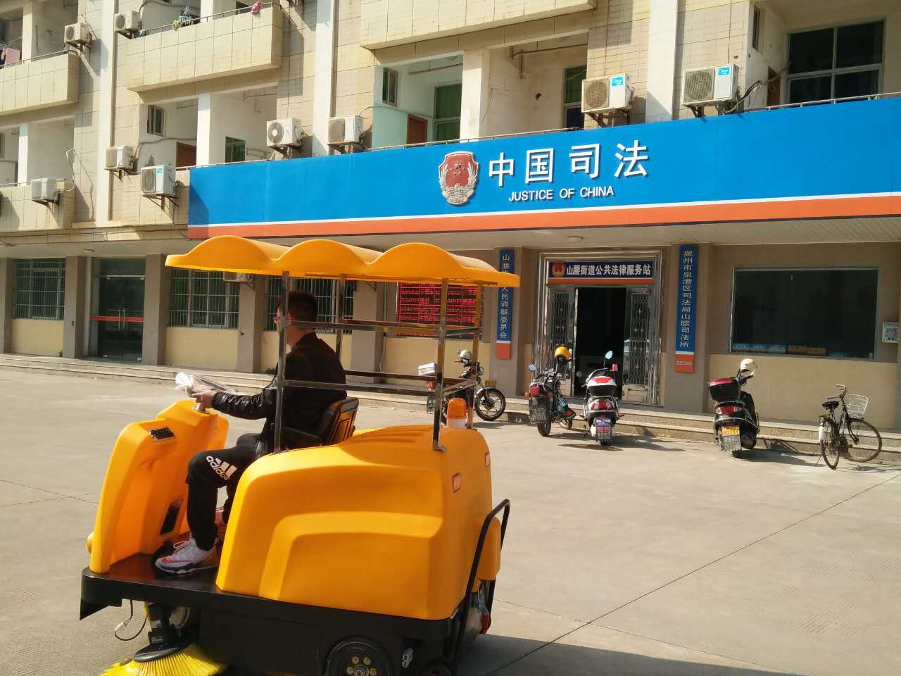 驚！一輛潔博士路面清掃機，惹得員工搶著(zhù)干活？